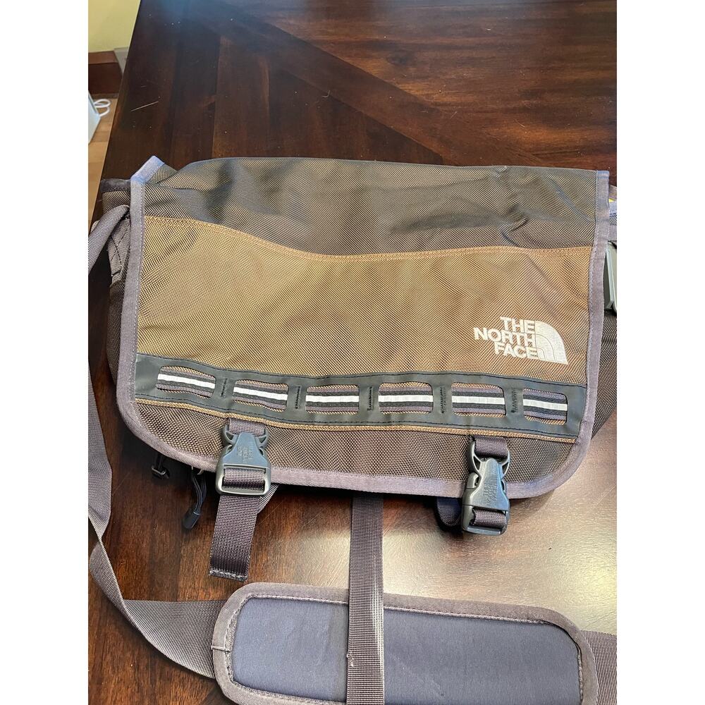 The North Face Large Nylon Messenger Crossbody Bag TI96/T596. Lined